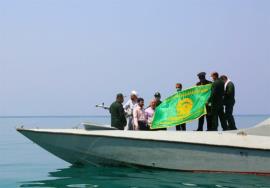  پرچم آستان قدس رضوی در پهنه آب‌های نیلگون خلیج فارس بوشهر به اهتزاز در آمد‌ 