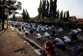  برگزاری نماز عید قربان در گوشه و کنار جهان 