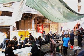 اطعام زائران پیاده روی اربعین حسینی(ع) در شهر نجف اشرف 